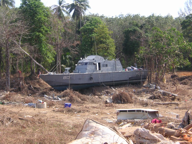 Båt som sköljts upp på land efter tsunamin 2004.