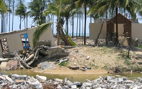 Förstörda hus i Thailand efter tsunamin  2004.