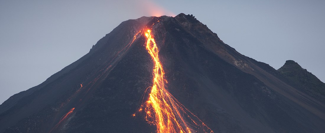 Lava rinner ner från vulkan. 