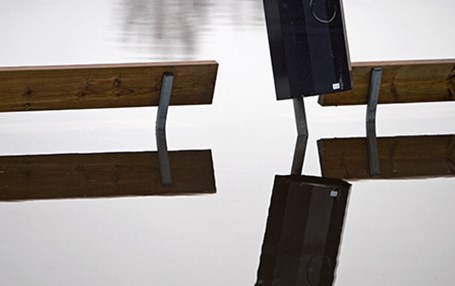 Två bänkar nästan täckta i vatten i översvämning.