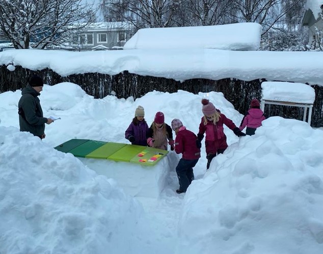 barn leker i snölabyrint