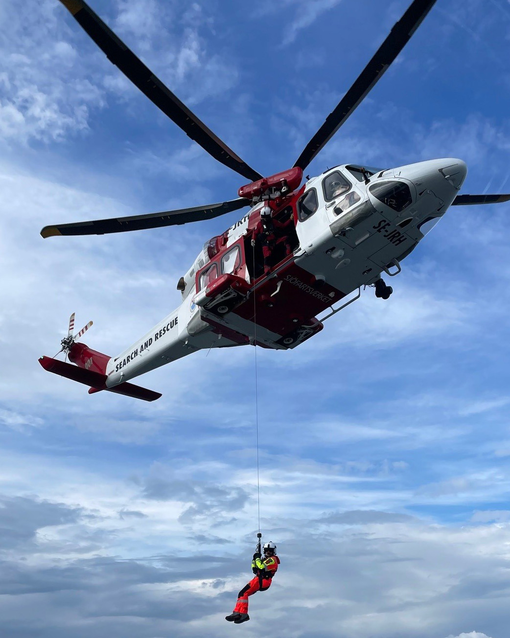 Mikael blir nervinschad från helikoptern. 