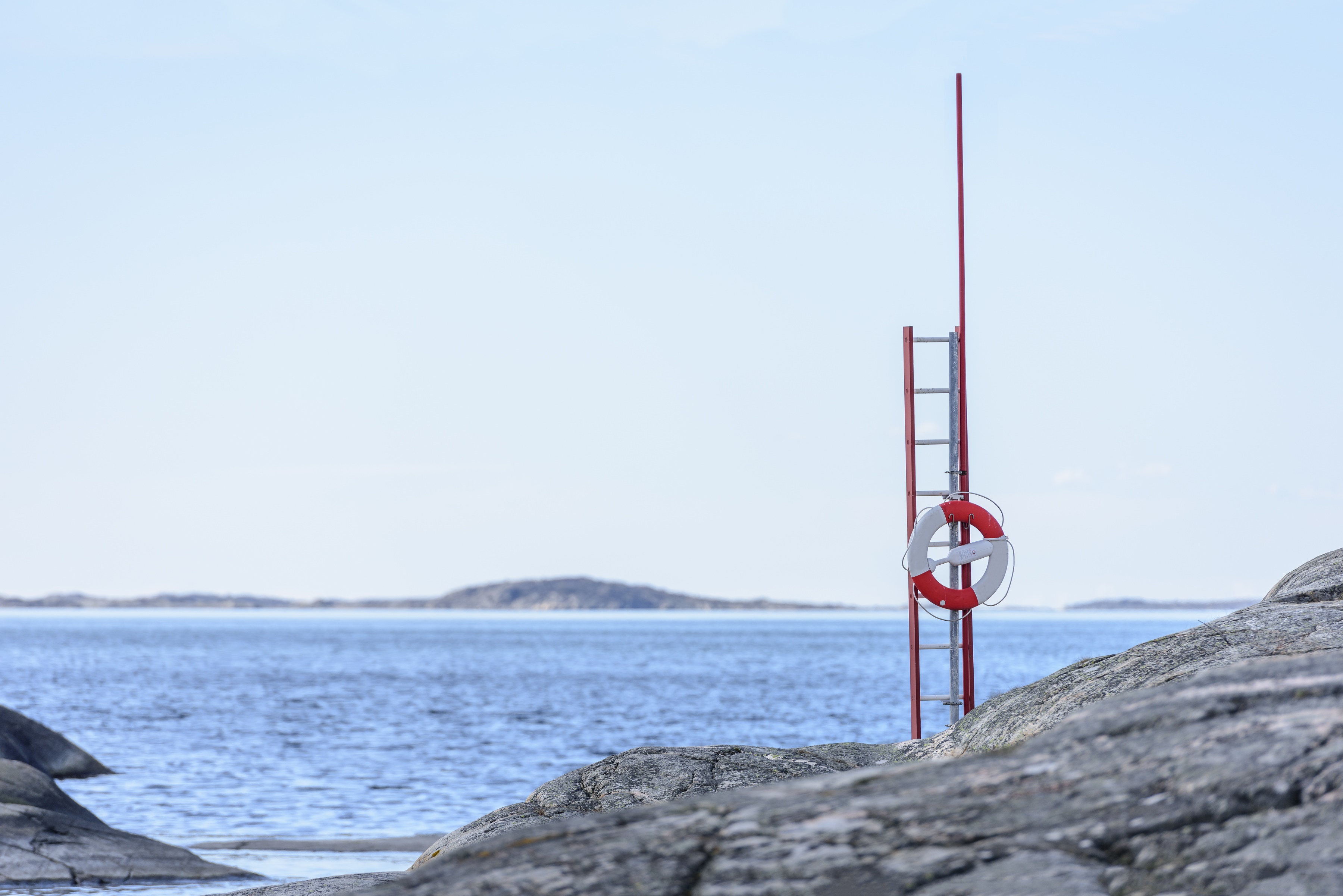 Livräddningspost på klippa vid havet. 