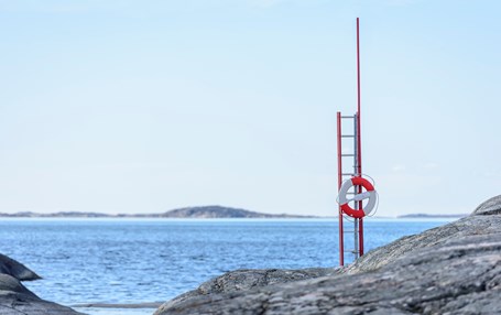 Klippor, hav och redskap för livräddning.