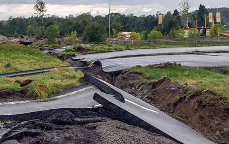 Asfalterad väg som förstörts av skredet i Stenungssund. 