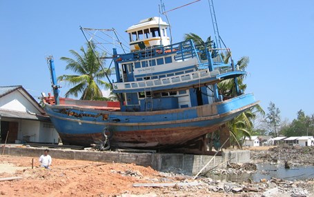 Stor båt som sköljts upp på land efter tsunamin den 26 december 2004. 