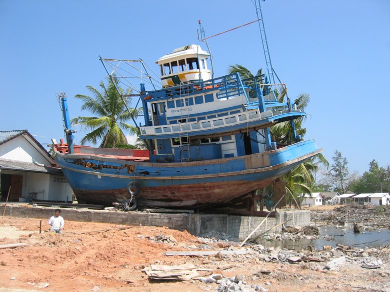Stor båt som sköljts upp på land efter tsunamin den 26 december 2004. 
