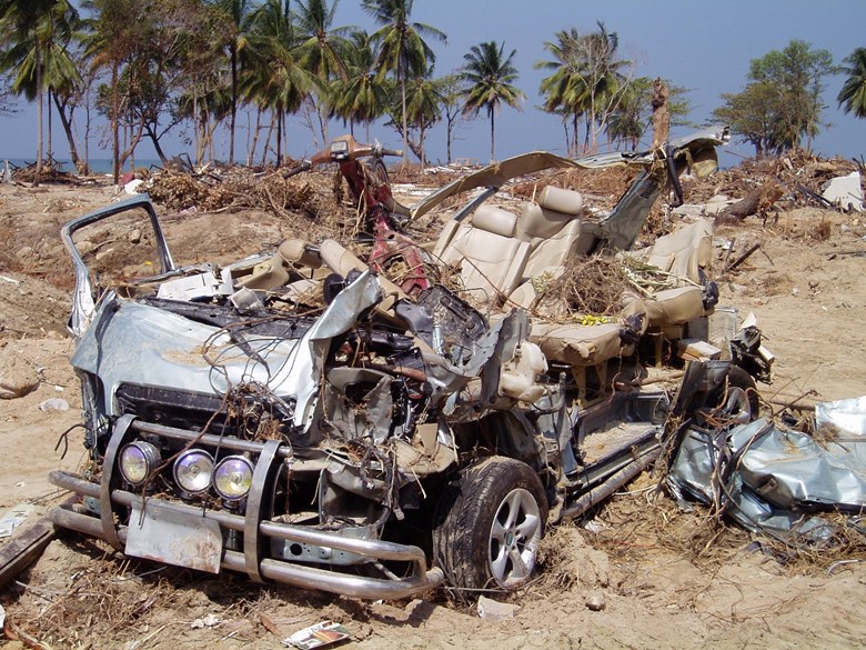 Resterna av en minibuss som förstörts av tsunamin den 26 december 2004. 