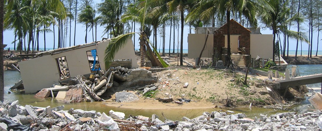 Förstörda hus i Thailand efter tsunamin  2004.