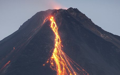 Lava rinner ner från vulkan. 