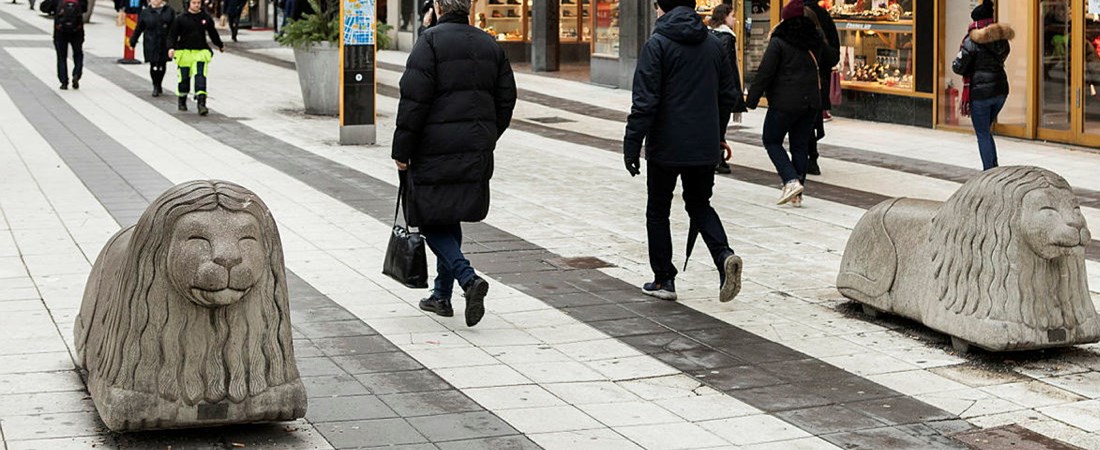 Två betonglejon på Drottninggatan i Stockholm